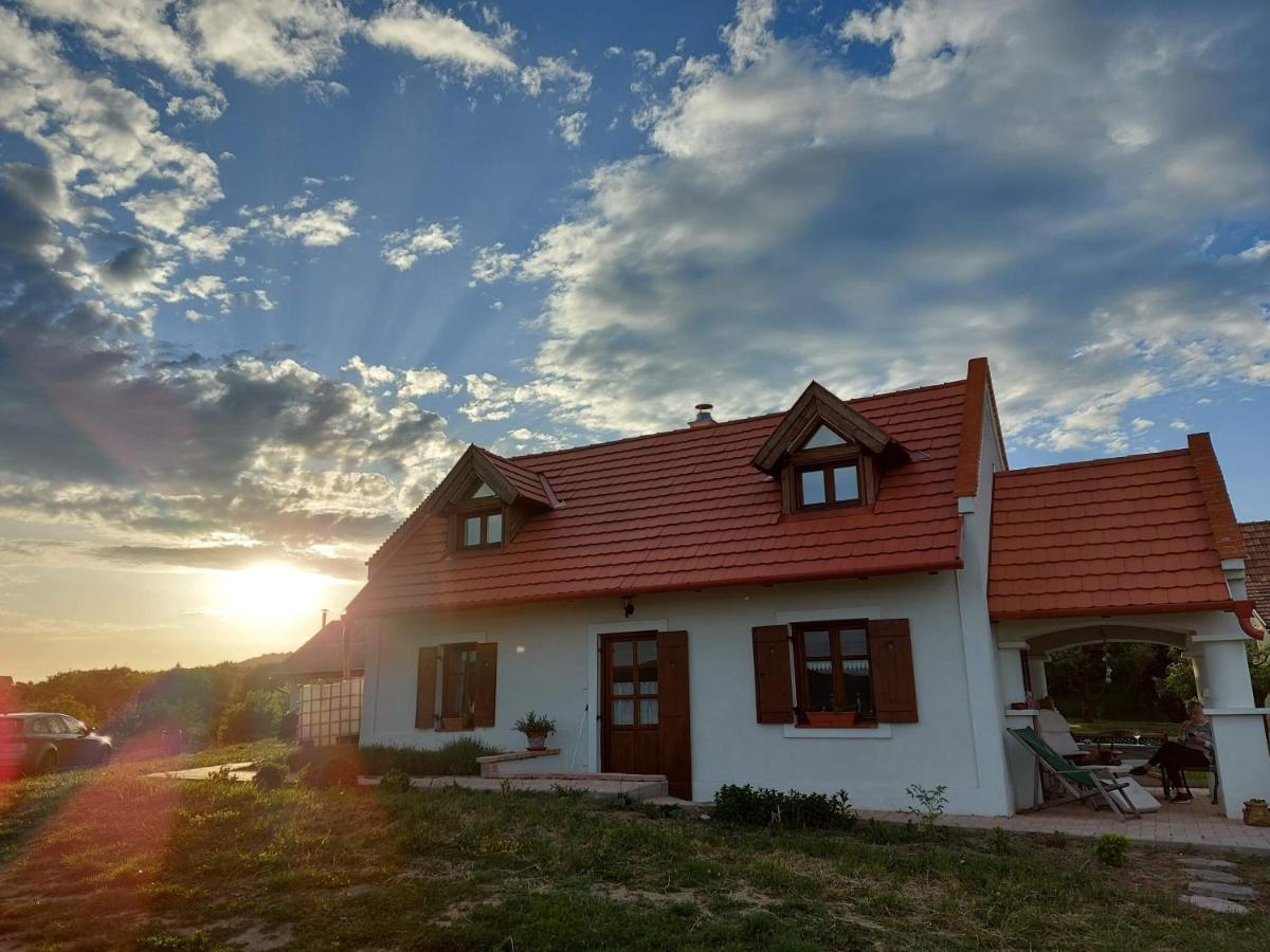 Casa Beata Villa Lesencetomaj Exterior photo